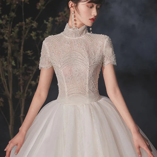 Vintage Ivory / Creme Spitze Hochzeits Brautkleider / Hochzeitskleider 2020 Ballkleid Stehkragen Perlenstickerei Kurze Ärmel Rückenfreies Perle Kapelle-Schleppe Rüschen