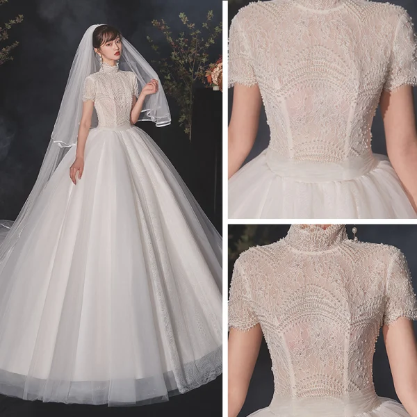 Vintage Ivory / Creme Spitze Hochzeits Brautkleider / Hochzeitskleider 2020 Ballkleid Stehkragen Perlenstickerei Kurze Ärmel Rückenfreies Perle Kapelle-Schleppe Rüschen