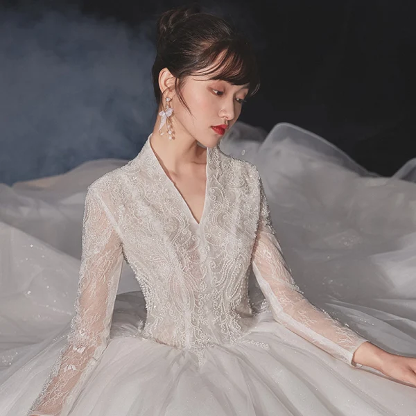 Vintage / Retro White Bridal Wedding Dresses 2020 Ball Gown V-Neck Long Sleeve Beading Glitter Tulle Sequins Cathedral Train Ruffle