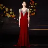 Moda Burgund Welur Sukienki Wieczorowe 2020 Syrena / Rozkloszowane V-Szyja Bez Rękawów Frezowanie Cekiny Kutas Trenem Sweep Wzburzyć Bez Pleców Sukienki Wizytowe