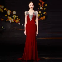 Mode Burgundy Velour Aftonklänningar 2020 Trumpet / Sjöjungfru V-Hals Ärmlös Beading Paljetter Tassel Svep Tåg Ruffle Halterneck Formella Klänningar