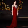 Moda Burgund Welur Sukienki Wieczorowe 2020 Syrena / Rozkloszowane V-Szyja Bez Rękawów Frezowanie Cekiny Kutas Trenem Sweep Wzburzyć Bez Pleców Sukienki Wizytowe