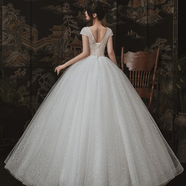High End Ivory / Creme Spitze Brautkleider / Hochzeitskleider 2020 Ballkleid Durchsichtige Tiefer V-Ausschnitt Kurze Ärmel Rückenfreies Handgefertigt Perlenstickerei Glanz Tülle Lange Rüschen