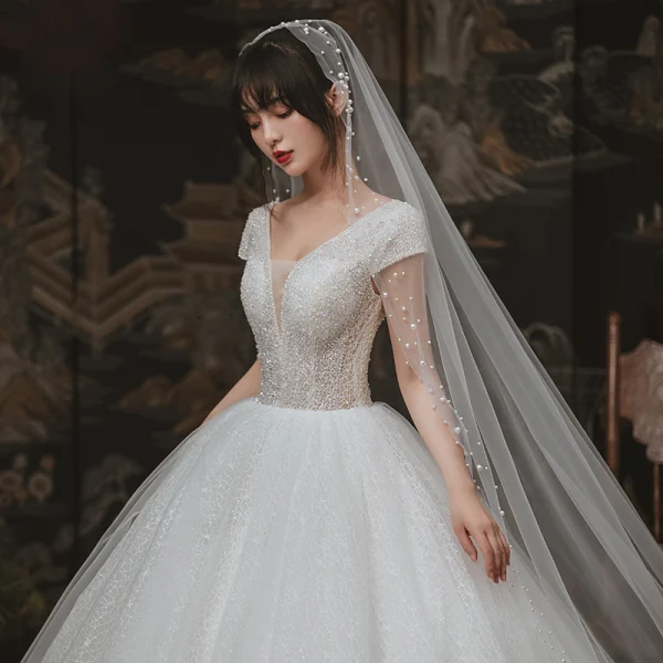 High End Ivory / Creme Spitze Brautkleider / Hochzeitskleider 2020 Ballkleid Durchsichtige Tiefer V-Ausschnitt Kurze Ärmel Rückenfreies Handgefertigt Perlenstickerei Glanz Tülle Lange Rüschen
