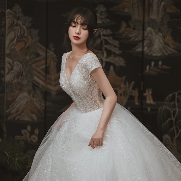 High End Ivory / Creme Spitze Brautkleider / Hochzeitskleider 2020 Ballkleid Durchsichtige Tiefer V-Ausschnitt Kurze Ärmel Rückenfreies Handgefertigt Perlenstickerei Glanz Tülle Lange Rüschen