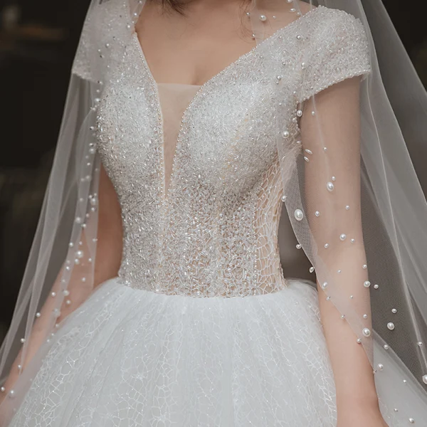 High End Ivory / Creme Spitze Brautkleider / Hochzeitskleider 2020 Ballkleid Durchsichtige Tiefer V-Ausschnitt Kurze Ärmel Rückenfreies Handgefertigt Perlenstickerei Glanz Tülle Lange Rüschen