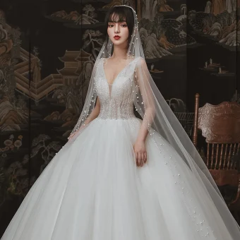 Chic Belle Ivoire Jardin Extérieur Robe De Mariée 2020 Robe Boule Transparentes Col V Profond Sans Manches Dos Nu Perlage Longue Volants