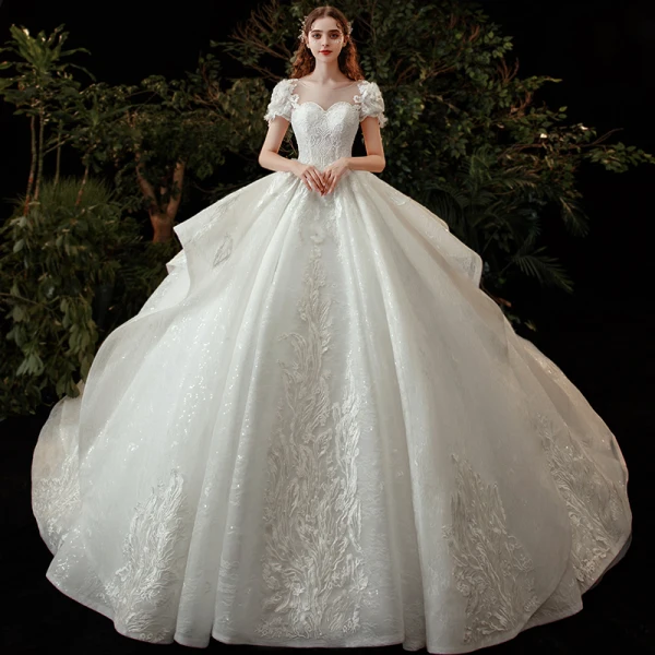 Style Victorien Ivoire La Mariée Robe De Mariée 2020 Robe Boule Transparentes Encolure Dégagée Gonflée Manches Courtes Dos Nu Appliques Fleur En Dentelle Perlage Paillettes Cathedral Train Volants