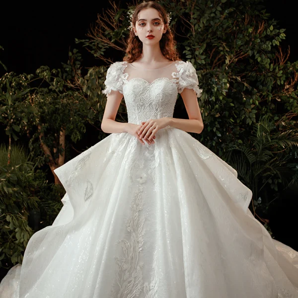Style Victorien Ivoire La Mariée Robe De Mariée 2020 Robe Boule Transparentes Encolure Dégagée Gonflée Manches Courtes Dos Nu Appliques Fleur En Dentelle Perlage Paillettes Cathedral Train Volants