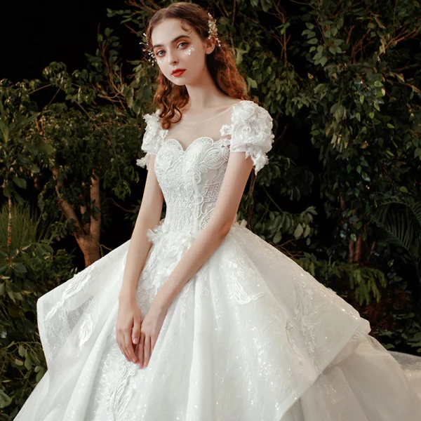 Style Victorien Ivoire La Mariée Robe De Mariée 2020 Robe Boule Transparentes Encolure Dégagée Gonflée Manches Courtes Dos Nu Appliques Fleur En Dentelle Perlage Paillettes Cathedral Train Volants