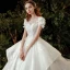 Style Victorien Ivoire La Mariée Robe De Mariée 2020 Robe Boule Transparentes Encolure Dégagée Gonflée Manches Courtes Dos Nu Appliques Fleur En Dentelle Perlage Paillettes Cathedral Train Volants