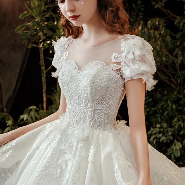 Style Victorien Ivoire La Mariée Robe De Mariée 2020 Robe Boule Transparentes Encolure Dégagée Gonflée Manches Courtes Dos Nu Appliques Fleur En Dentelle Perlage Paillettes Cathedral Train Volants