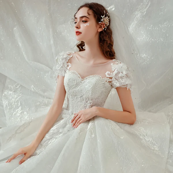 Style Victorien Ivoire La Mariée Robe De Mariée 2020 Robe Boule Transparentes Encolure Dégagée Gonflée Manches Courtes Dos Nu Appliques Fleur En Dentelle Perlage Paillettes Cathedral Train Volants