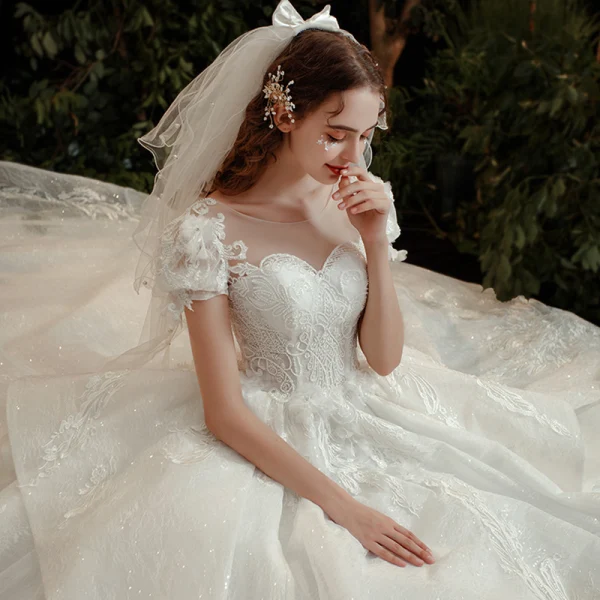 Style Victorien Ivoire La Mariée Robe De Mariée 2020 Robe Boule Transparentes Encolure Dégagée Gonflée Manches Courtes Dos Nu Appliques Fleur En Dentelle Perlage Paillettes Cathedral Train Volants