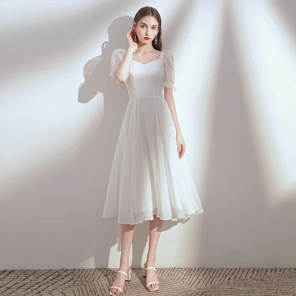 Chic / Belle Blanche Chiffon de retour Robe De Graduation 2020 Princesse Encolure Carrée Gonflée Manches Courtes Thé Longueur Volants Dos Nu Robe De Ceremonie