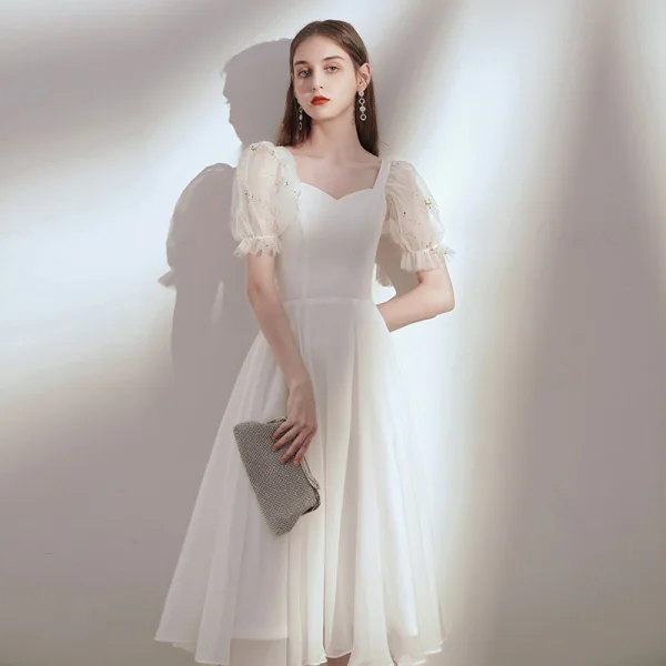 Chic / Belle Blanche Chiffon de retour Robe De Graduation 2020 Princesse Encolure Carrée Gonflée Manches Courtes Thé Longueur Volants Dos Nu Robe De Ceremonie
