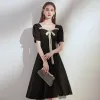 Victorian Style Black Homecoming Graduation Dresses 2020 A-Line / Princess Square Neckline Puffy Short Sleeve Bow Knee-Length Ruffle Backless Formal Dresses