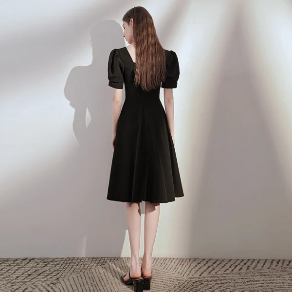 Style Victorien Noire de retour Robe De Graduation 2020 Princesse Encolure Carrée Gonflée Manches Courtes Noeud Mi-Longues Volants Dos Nu Robe De Ceremonie