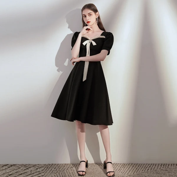 Style Victorien Noire de retour Robe De Graduation 2020 Princesse Encolure Carrée Gonflée Manches Courtes Noeud Mi-Longues Volants Dos Nu Robe De Ceremonie