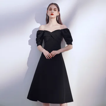 Simple Noire De Retour Robe De Graduation 2020 Princesse De L 039 Épaule Gonflée Manches Courtes Dos Nu Thé Longueur Volants Robe Noire Courte