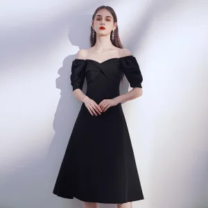Schlicht Schwarz Heimkehr Abiballkleider 2020 A Linie Off Shoulder Geschwollenes Kurze Ärmel Rückenfreies Wadenlang Rüschen Kurzes Schwarzes Kleid