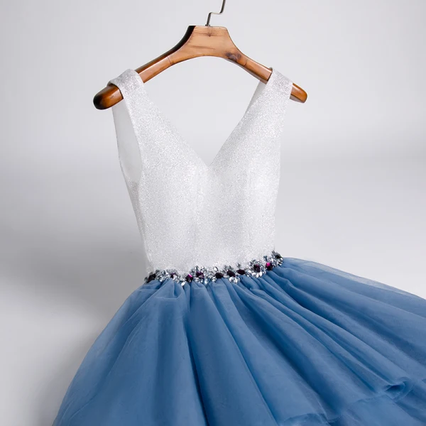 Zwei Töne Meeresblau Cocktailkleider 2020 A Linie V-Ausschnitt Ärmellos Strass Stoffgürtel Glanz Polyester Knielang Rüschen Rückenfreies Festliche Kleider
