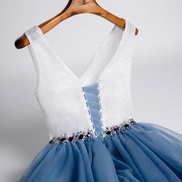 Zwei Töne Meeresblau Cocktailkleider 2020 A Linie V-Ausschnitt Ärmellos Strass Stoffgürtel Glanz Polyester Knielang Rüschen Rückenfreies Festliche Kleider