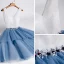 Zwei Töne Meeresblau Cocktailkleider 2020 A Linie V-Ausschnitt Ärmellos Strass Stoffgürtel Glanz Polyester Knielang Rüschen Rückenfreies Festliche Kleider