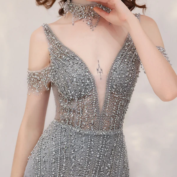 Sexy Gris Robe De Soirée 2020 Trompette / Sirène Transparentes Col v profond Sans Manches Fait main Perlage Train De Balayage Dos Nu Robe De Ceremonie