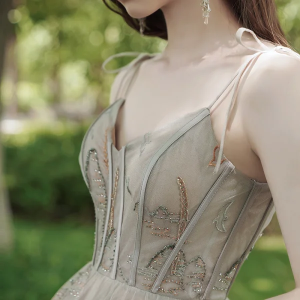 Élégant Champagne Robe De Bal 2020 Princesse Bretelles Spaghetti Sans Manches Appliques En Dentelle Faux Diamant Longue Volants Dos Nu Robe De Ceremonie