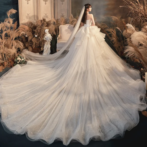 Romantique Ivoire La Mariée Robe De Mariée 2020 Robe Boule Bustier Sans Manches Dos Nu Glitter Tulle Cathedral Train Volants