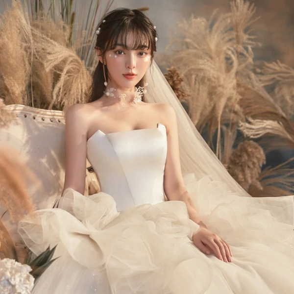 Romantique Ivoire La Mariée Robe De Mariée 2020 Robe Boule Bustier Sans Manches Dos Nu Glitter Tulle Cathedral Train Volants