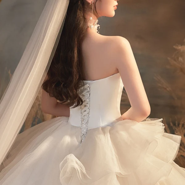 Romantique Ivoire La Mariée Robe De Mariée 2020 Robe Boule Bustier Sans Manches Dos Nu Glitter Tulle Cathedral Train Volants