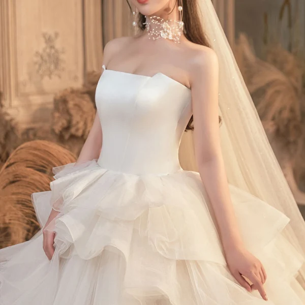 Romantique Ivoire La Mariée Robe De Mariée 2020 Robe Boule Bustier Sans Manches Dos Nu Glitter Tulle Cathedral Train Volants