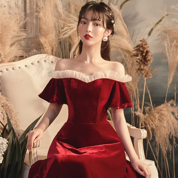 Schlicht Rot Velour Abendkleider 2020 A Linie Off Shoulder Glockenhülsen Lange Rüschen Rückenfreies Festliche Kleider