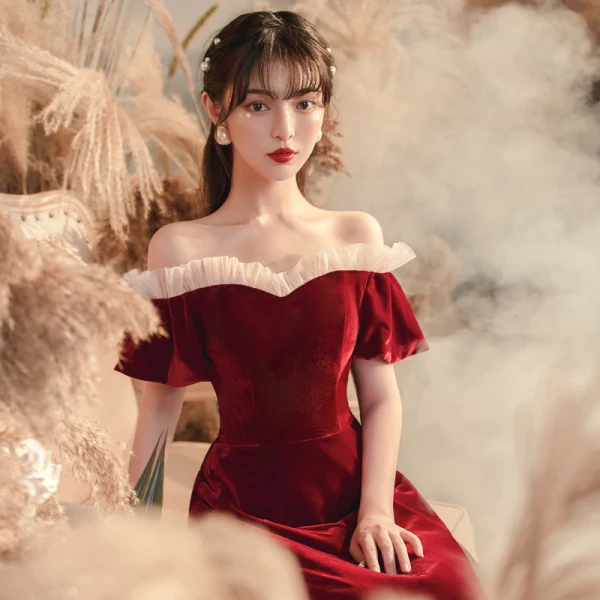 Schlicht Rot Velour Abendkleider 2020 A Linie Off Shoulder Glockenhülsen Lange Rüschen Rückenfreies Festliche Kleider