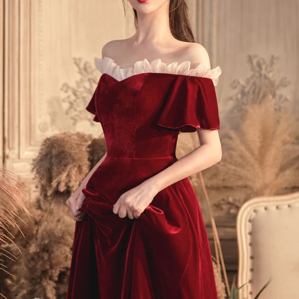 Schlicht Rot Velour Abendkleider 2020 A Linie Off Shoulder Glockenhülsen Lange Rüschen Rückenfreies Festliche Kleider