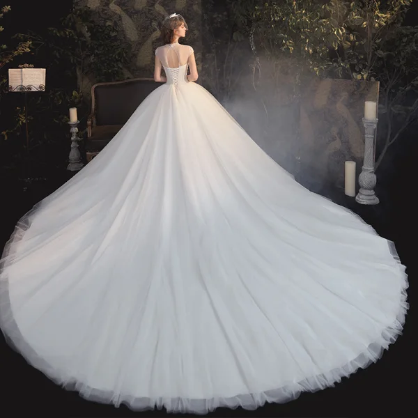 Vintage / Originale Blanche La Mariée Robe De Mariée 2020 Robe Boule Transparentes Col Haut Sans Manches Dos Nu Appliques En Dentelle Perlage Cathedral Train Volants