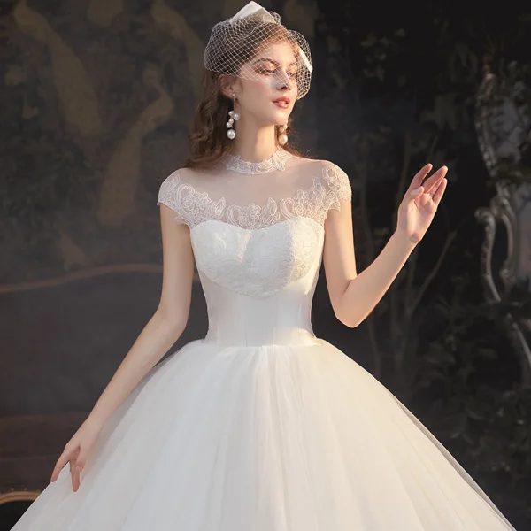 Vintage / Originale Blanche La Mariée Robe De Mariée 2020 Robe Boule Transparentes Col Haut Sans Manches Dos Nu Appliques En Dentelle Perlage Cathedral Train Volants