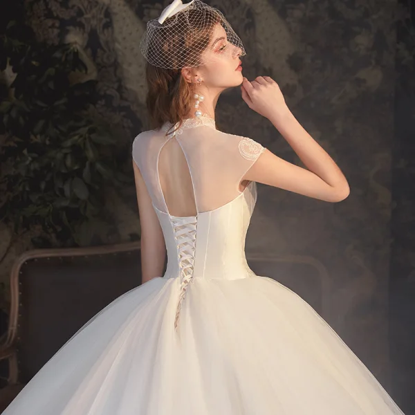 Vintage / Originale Blanche La Mariée Robe De Mariée 2020 Robe Boule Transparentes Col Haut Sans Manches Dos Nu Appliques En Dentelle Perlage Cathedral Train Volants