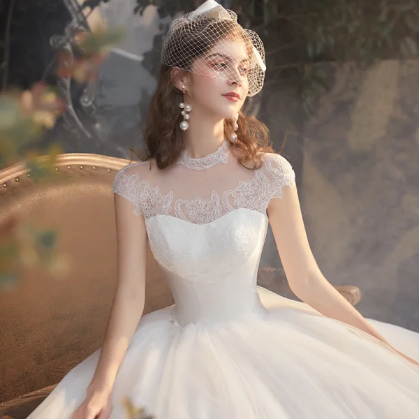 Vintage / Originale Blanche La Mariée Robe De Mariée 2020 Robe Boule Transparentes Col Haut Sans Manches Dos Nu Appliques En Dentelle Perlage Cathedral Train Volants