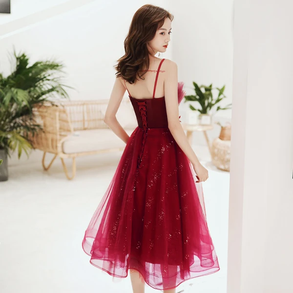 Chic / Belle Bordeaux Robe De Cocktail 2020 Princesse Bretelles Spaghetti Sans Manches Appliques En Dentelle Perlage Paillettes Thé Longueur Volants Dos Nu Robe De Ceremonie