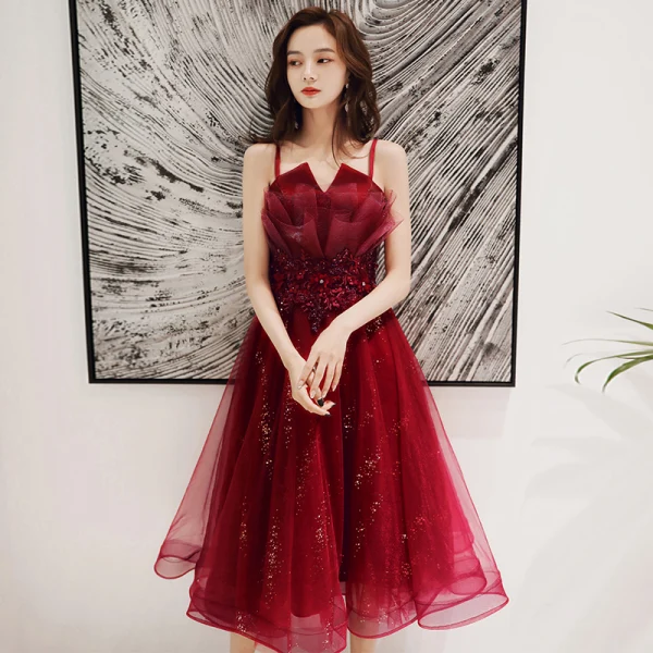 Chic / Belle Bordeaux Robe De Cocktail 2020 Princesse Bretelles Spaghetti Sans Manches Appliques En Dentelle Perlage Paillettes Thé Longueur Volants Dos Nu Robe De Ceremonie