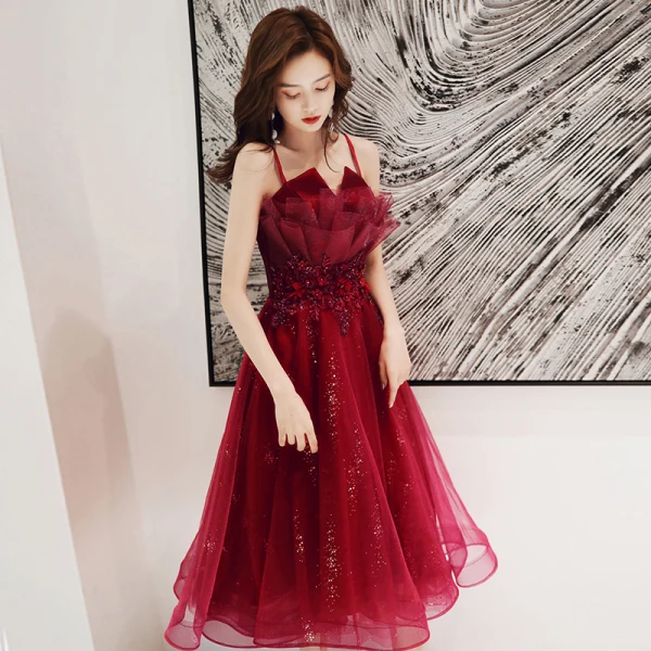 Chic / Belle Bordeaux Robe De Cocktail 2020 Princesse Bretelles Spaghetti Sans Manches Appliques En Dentelle Perlage Paillettes Thé Longueur Volants Dos Nu Robe De Ceremonie