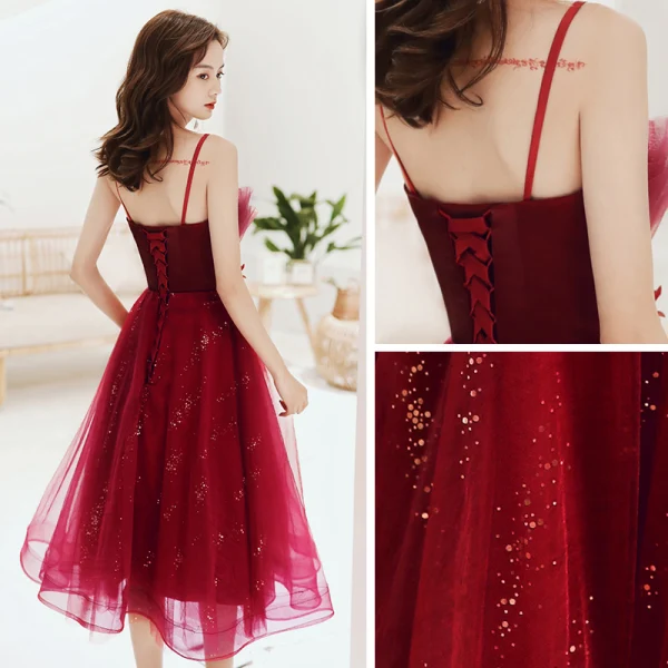Chic / Belle Bordeaux Robe De Cocktail 2020 Princesse Bretelles Spaghetti Sans Manches Appliques En Dentelle Perlage Paillettes Thé Longueur Volants Dos Nu Robe De Ceremonie