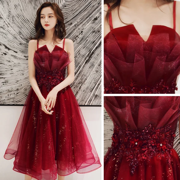 Chic / Belle Bordeaux Robe De Cocktail 2020 Princesse Bretelles Spaghetti Sans Manches Appliques En Dentelle Perlage Paillettes Thé Longueur Volants Dos Nu Robe De Ceremonie