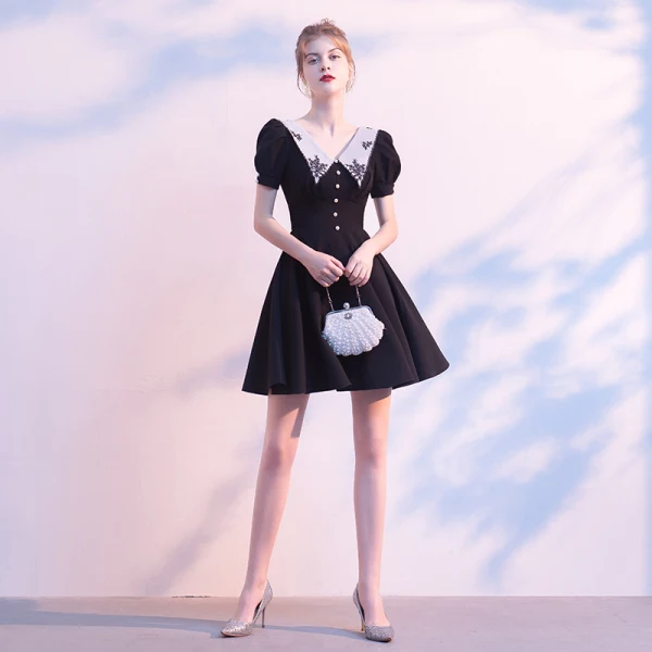 Modest / Simple Black Homecoming Graduation Dresses 2020 A-Line / Princess V-Neck Puffy Short Sleeve Appliques Lace Short Ruffle Little Black Dress
