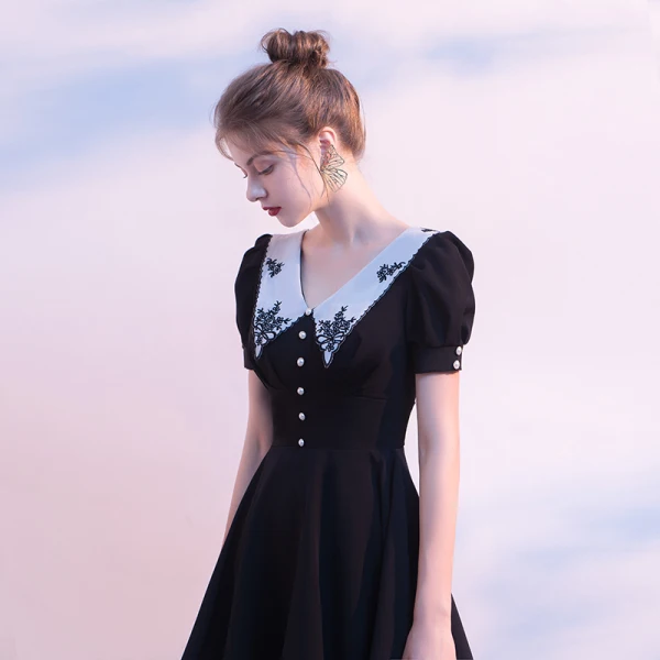 Modest / Simple Black Homecoming Graduation Dresses 2020 A-Line / Princess V-Neck Puffy Short Sleeve Appliques Lace Short Ruffle Little Black Dress