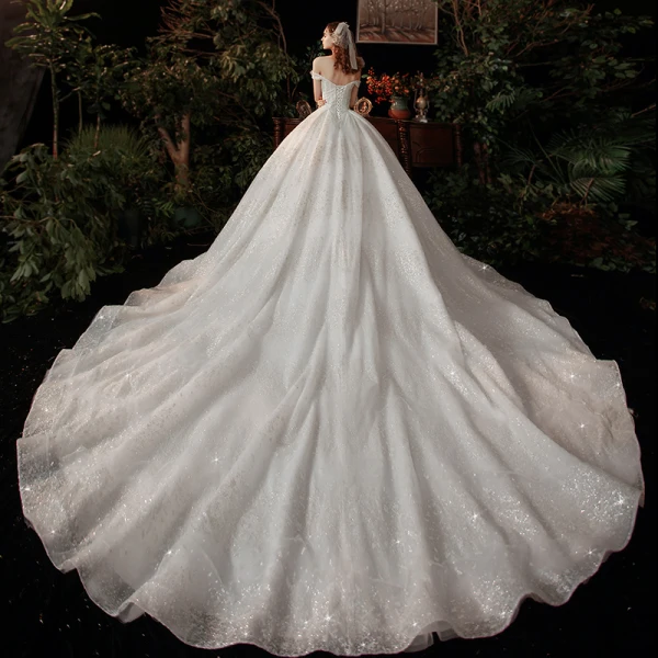 Chic / Belle Blanche La Mariée Robe De Mariée 2020 Robe Boule De l'épaule Manches Courtes Dos Nu Glitter Tulle Cathedral Train Volants
