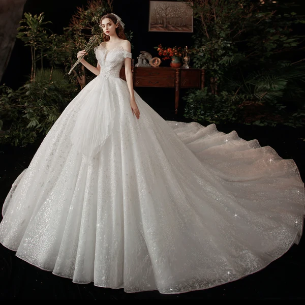 Chic / Belle Blanche La Mariée Robe De Mariée 2020 Robe Boule De l'épaule Manches Courtes Dos Nu Glitter Tulle Cathedral Train Volants
